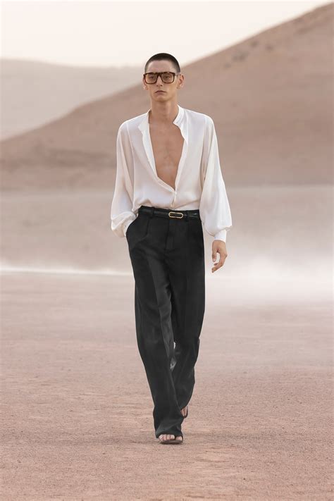 defile yves saint laurent desert|Dans le désert marocain, le défilé Saint Laurent fait un magistral .